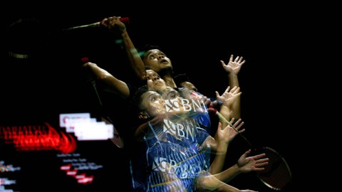 Pebulu tangkis Indonesia, Anthony Sinisuka Ginting, hadapi pebulu tangkis asal Kanada, Brian Yang, pada babak semifinal turnamen Indonesia Masters 2024 di Istora Senayan, kompleks Gelora Bung Karno (GBK), Jakarta, Sabtu (27/1/2024). Foto: Aditia Noviansyah/kumparan