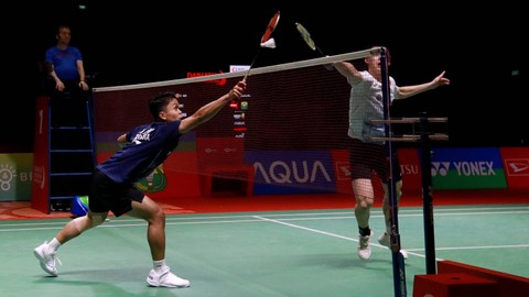 Pebulu tangkis Indonesia, Anthony Sinisuka Ginting, hadapi pebulu tangkis asal Kanada, Brian Yang, pada babak semifinal turnamen Indonesia Masters 2024 di Istora Senayan, kompleks Gelora Bung Karno (GBK), Jakarta, Sabtu (27/1/2024). Foto: Aditia Noviansyah/kumparan
