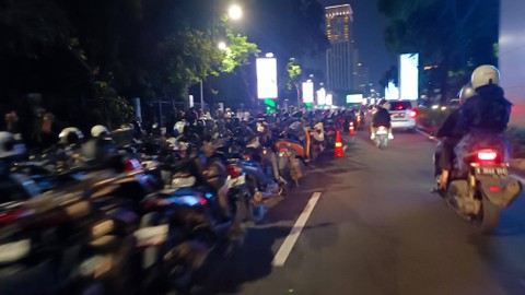 Peserta Tabligh Akbar Nurul Musthofa memakai sisi kiri Jalan Asia Afrika, baik yang dari arah Spark dan yang menuju Hotel Mulia, Sabtu (27/1/2024). Foto: Thomas Bosco/kumparan