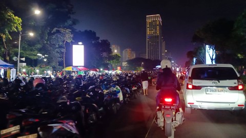 Peserta Tabligh Akbar Nurul Musthofa memakai sisi kiri Jalan Asia Afrika, baik yang dari arah Spark dan yang menuju Hotel Mulia, Sabtu (27/1/2024). Foto: Thomas Bosco/kumparan
