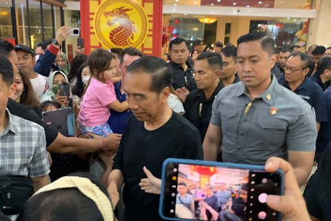 Presiden Jokowi mengajak putranya Kaesang Pangarep dan mantunya Erina Gudono menghabiskan malam Minggu di Mal Ambarrukmo Plaza (Amplaz), di Kabupaten Sleman, DIY, Sabtu (27/ 1/2024). Foto: Dok. Istimewa