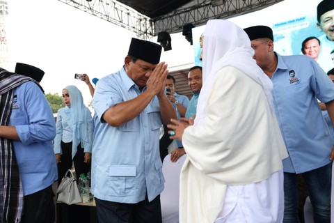 Capres 02 Prabowo Subianto bersama Habib Luthfi dalam acara Ndaru Bershalawat 'Seribu Ulama-Sejuta Santri' di Serang, Banten, Sabtu (27/1/2024). Foto: Dok. Istimewa