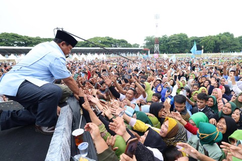 Capres 02 Prabowo Subianto dalam acara Ndaru Bershalawat 'Seribu Ulama-Sejuta Santri' di Serang, Banten, Sabtu (27/1/2024). Foto: Dok. Istimewa
