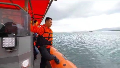 Tim SAR Gabungan saat melakukan pencarian terhadap bocah tenggelam di Pesisir Laut Bumi Waras, Kota Bandar Lampung. | Foto: Dok Basarnas Lampung