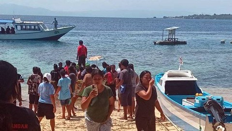Penumpang kapal yang tenggelam di perairan antara Naen dan Siladen di Minahasa Utara, saat dievakuasi oleh warga. (foto: istimewa)