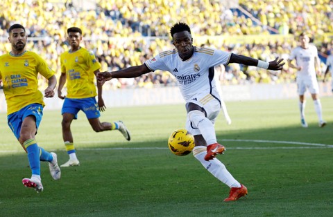 Detik-detik Vinicius Jr mencetak gol dalam laga Las Palmas vs Real Madrid dalam pekan ke-22 Liga Spanyol 2023/24 di Estadio Gran Canaria, Sabtu (27/1/2024). Foto: REUTERS/Borja Suarez
