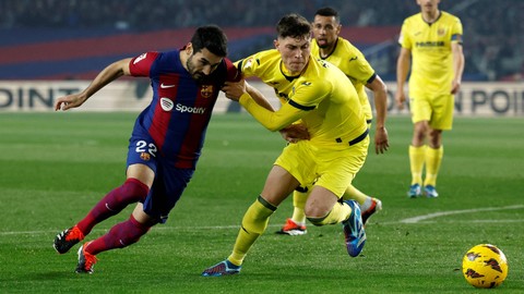 Ilkay Guendogan duel dengan Jorge Cuenca saat laga Barcelona vs Villarreal dalam pekan ke-22 Liga Spanyol 2023/24 di Estadi Olimpic Lluis Companys pada Minggu (28/1/2024) dini hari WIB. Foto: REUTERS/Albert Gea