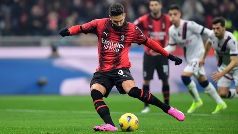 Olivier Giroud menendang penalti saat laga AC Milan vs Bologna dalam lanjutan Liga Italia 2023/24 di Stadion San Siro pada Minggu (28/1) dini hari WIB. Foto: REUTERS/Daniele Mascolo