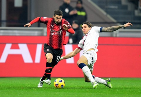 Christian Pulisic (kiri) beraksi saat laga AC Milan vs Bologna dalam lanjutan Liga Italia 2023/24 di Stadion San Siro pada Minggu (28/1) dini hari WIB. Foto: REUTERS/Daniele Mascolo