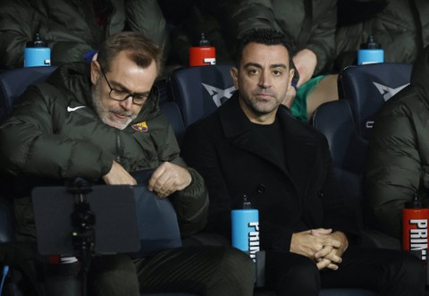 Pelatih FC Barcelona, Xavi Hernandez (kanan). Foto: REUTERS/Albert Gea