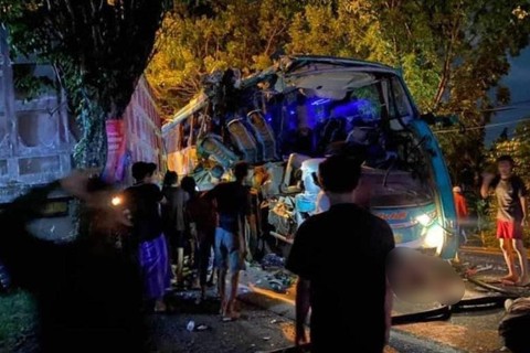 Kecelakaan antara bus pariwisata dengan truk tronton terjadi di Jalan Raya Desa Kemangi, Kecamatan Bungah, Kabupaten Gresik pada Sabtu (27/1/2024). Foto: Polres Gresik