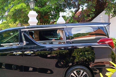 Kendaraan presiden Joko Widodo tiba di Keraton Kilen Ngayogyakarta Hadiningrat, Minggu (28/1/2024). Foto: Arfiansyah Panji Purnandaru/kumparan