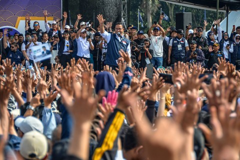 Calon Presiden nomor urut 1 Anies Baswedan menyapa pendukungnya saat kampanye akbar Partai Nasdem di Lapangan Tegallega, Bandung, Jawa Barat, Minggu (28/1/2024). Foto: Raisan Al Farisi/ANTARA FOTO