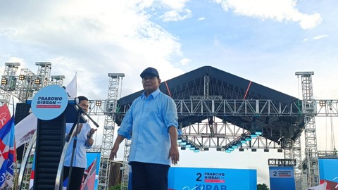 Capres nomor urut 02, Prabowo Subianto dalam acara Kirab Kebangsaan Prabowo-Gibran di Simpang Lima, Semarang, Jawa Tengah, Minggu (28/1). Foto: Zamachsyari/kumparan