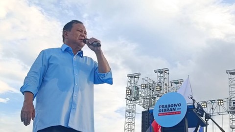 Capres nomor urut 02, Prabowo Subianto dalam acara Kirab Kebangsaan Prabowo-Gibran di Simpang Lima, Semarang, Jawa Tengah, Minggu (28/1).  Foto: Zamachsyari/kumparan