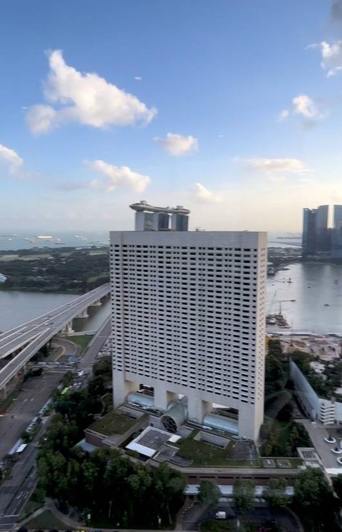 Pemandangan SkyPark Observations Deck dari Kantor baru Pertamina International Shipping Asia Pacific di Temasek Avenue 1,  Singapura, Jumat (26/1/2024).  Foto: Ema Fitriyani/kumparan