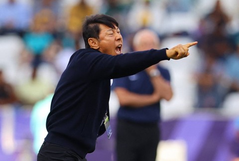Pelatih Indonesia Shin Tae-Yong bereaksi pada pertandingan babak 16 besar AFC Asian Cup di Stadion Jassim bin Hamad, Al Rayyan, Qatar, 28 Januari 2024. Foto: IBRAHEEM AL OMARI/Reuters