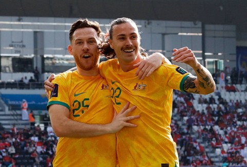 Jackson Irvine dan Gethin Jones dari Australia merayakan gol melalui gol bunuh diri yang dicetak oleh Elkan Baggott dari Indonesia pada pertandingan babak 16 besar AFC Asian Cup di Stadion Jassim bin Hamad, Al Rayyan, Qatar, 28 Januari 2024. Foto: THAIER AL-SUDANI/Reuters