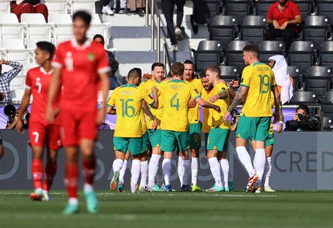Jackson Irvine dari Australia dan rekan satu timnya merayakan gol bunuh diri pertama mereka pada pertandingan babak 16 besar AFC Asian Cup di Stadion Jassim bin Hamad, Al Rayyan, Qatar, 28 Januari 2024. Foto: IBRAHEEM AL OMARI/Reuters