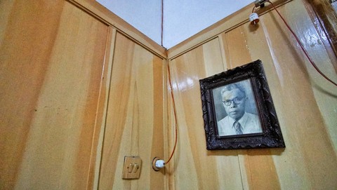 Foto H. Anang pemilik rumah yang pernah disinggahi Presiden RI Soekarno yang berdiri sejak tahun 1937 di kawasan Jalan Faqih Usman Palembang, Minggu (28/1) Foto: ary priyanto/urban id