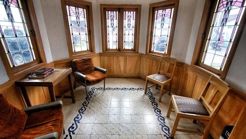 Sudut ruangan di rumah singgah Presiden RI Soekarno yang bergaya eropa masih bisa dinikmati hingga hari ini, Minggu (28/1) Foto: ary priyanto/urban id