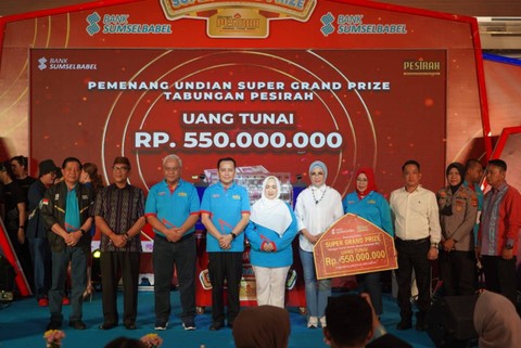 Pj Gubernur Sumsel, Agus Fatoni, didampingi Direktur Utama Bank Sumsel Babel, Achmad Syamsudin, me-launching produk tabungan terbaru, yakni tabungan Pesirah RADEN. (ist)