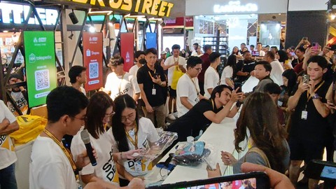 Cawapres nomor urut 02, Gibran Rakabuming Raka dan istrinya, Selvi Ananda gimmick menjadi kasir di sebuah konter sepatu di Solo Paragon Mall, Solo, Jawa Tengah, Minggu (28/1) malam. Foto: Zamachsyari/kumparan