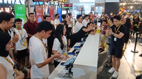 Cawapres nomor urut 02, Gibran Rakabuming Raka dan istrinya, Selvi Ananda gimmick menjadi kasir di sebuah konter sepatu di Solo Paragon Mall, Solo, Jawa Tengah, Minggu (28/1) malam. Foto: Zamachsyari/kumparan