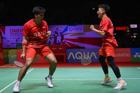 Pebulu tangkis ganda putra Indonesia Leo Rolly Carnando (kiri) dan Daniel Marthin (kanan) berteriak usai meraih poin dari ganda putra Denmark Kim Astrup dan Anders Skaarup Rasmussen pada pertandingan babak final turnamen Indonesia Masters 2024. Foto: Aditya Pradana Putra/ANTARA FOTO