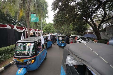 Rombongan pengemudi bajaj deklarasi dukungan untuk Prabowo-Gibran di kediaman Prabowo di Kebayoran Baru, Jakarta Selatan, Minggu (28/1/2024). Foto: Dok. Istimewa