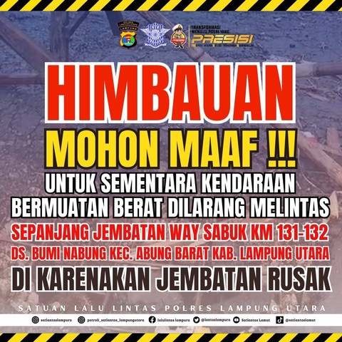 Petugas kepolisian memberikan imbauan bagi pengendara yang hendak melintasi jembatan Way Sabuk. | Foto : Dok. Polres Lampung Utara