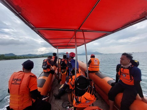 Tim SAR gabungan saat melakukan upaya pencarian terhadap seorang bocah yang tenggelam di perairan Pesisir Bandar Lampung. | Foto : Dok. Basarnas Lampung