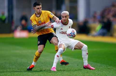 Adam Lewis duel dengan Antony Dos Santos saat laga Newport County AFC vs Manchester United (MU) dalam babak keempat Piala FA 2023/24 di Stadion Rodney Parade, Wales, pada Minggu (28/1) malam WIB. Foto: REUTERS/Carl Recine