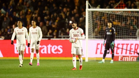 Ekspresi pemain Manchester United (MU) usai dibobol Newport County AFC dalam laga babak keempat Piala FA 2023/24 di Stadion Rodney Parade, Wales, pada Minggu (28/1) malam WIB. Foto: REUTERS/Carl Recine