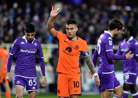 Kiri-ke-kanan: Fabiano Parisi, Lautaro Martinez, dan Luca Ranieri saat laga Fiorentina vs Inter Milan dalam pekan lanjutan Liga Italia 2023/24 di Stadio Artemio Franchi, Florence, pada Senin (29/1/2024) dini hari WIB. Foto: REUTERS/Jennifer Lorenzini
