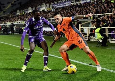 Jonathan Ikone duel dengan Lautaro Martinez saat laga Fiorentina vs Inter Milan dalam pekan lanjutan Liga Italia 2023/24 di Stadio Artemio Franchi, Florence, pada Senin (29/1/2024) dini hari WIB. Foto: REUTERS/Jennifer Lorenzini