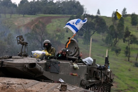 Tank Israel kembali ke sisi perbatasan Israel dengan Jalur Gaza, setelah menghabiskan berbulan-bulan di wilayah Palestina pada Minggu (28/1/2024). Foto: Menahem Kahana / AFP