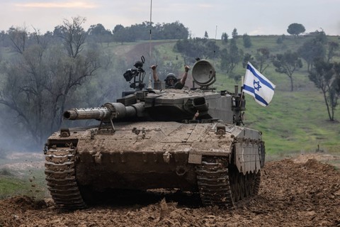 Tank Israel kembali ke sisi perbatasan Israel dengan Jalur Gaza, setelah menghabiskan berbulan-bulan di wilayah Palestina pada Minggu (28/1/2024). Foto: Menahem Kahana / AFP