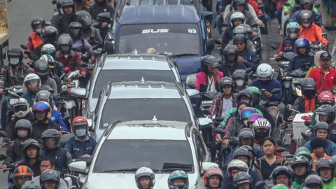 Pengendara terjebak kemacetan di Jalan Raya Sawangan, Pancoran Mas, Depok, Jawa Barat, Senin (29/1/2024). Foto: Yulius Satria Wijaya/Antara Foto