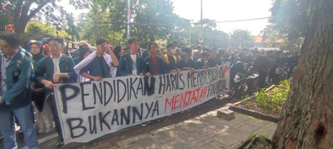 Mahasiswa ITB menggelar demo di Gedung Rektorat ITB, Jalan Sulanjana, Kota Bandung, terkait pembayaran UKT. Foto: Rachmadi Rasyad/kumparan