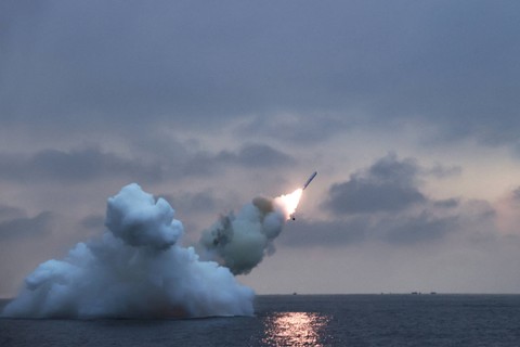 Uji coba rudal jelajah yang diluncurkan kapal selam di lokasi yang dirahasiakan di Korea Utara, pada Minggu (28/1/2024). Foto: KCNA/via REUTERS