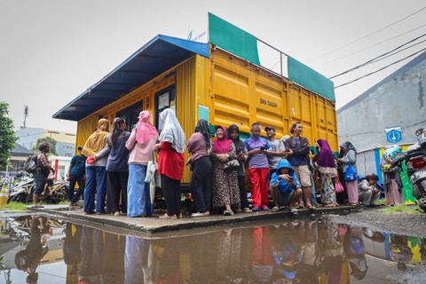 Antrean warga untuk mendapatkan bantuan sembako murah Kartu Jakarta pintar Plus (KJP Plus) di kantor Kecamatan Kebayoran Lama, Jakarta Selatan, Senin (29/1/2024). Foto: Iqbal Firdaus/kumparan