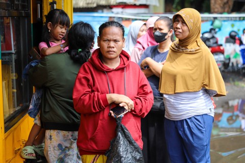 Antrean warga untuk mendapatkan bantuan sembako murah Kartu Jakarta pintar Plus (KJP Plus) di kantor Kecamatan Kebayoran Lama, Jakarta Selatan, Senin (29/1/2024). Foto: Iqbal Firdaus/kumparan