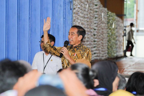 Presiden Joko Widodo salurkan Bantuan Pangan Cadangan Beras Pemerintah ke masyarakat di Gudang Bulog Purwomartani, Kabupaten Sleman, Senin (29/1/2024). Foto: Humas Pemkab Sleman