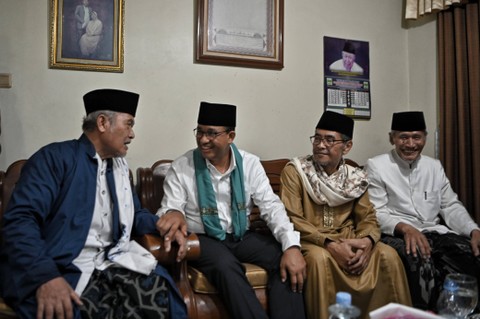 Capres nomor urut 01 Anies Baswedan bersilaturahmi dengan KH Mahfud Asirun, pengurus Pesantren Al-Itqon di Kosambi, Jakarta Barat, pada Senin (29/1/2024). Foto: Dok. Istimewa