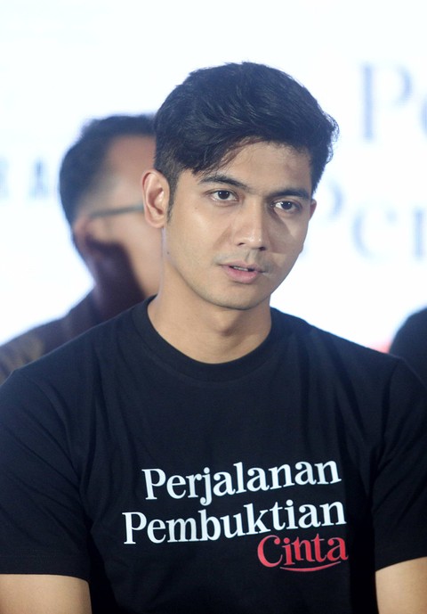Artis Teuku Ryan saat konferensi pers launcing poster dan soundtrack film Perjalanan Pembuktian Cinta di kawasan Kebayoran Baru, Jakarta, Senin, (29/1/2024). Foto: Agus Apriyanto