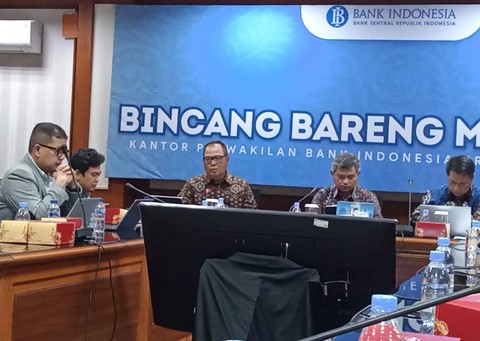 Deputi Kantor Perwakilan (KPw) Bank Indonesia Jawa Timur Bandoe Widiarto (pakai batik, berkacamata). Foto: Masruroh/Basra