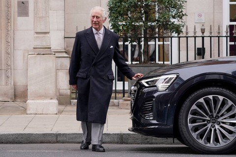 Raja Charles III dari Inggris meninggalkan Klinik London tempat Raja Charles menjalani prosedur pembesaran prostat, di pusat kota London, Senin, 29 Januari 2024. Foto: AP Photo/Alberto Pezzali