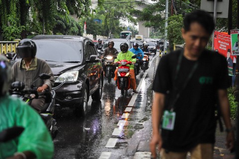 Pengendara kendaraan melintas disaat hujan di Jalan Laksamana Malahayati, Cipinang, Jakarta, Senin (30/1). Foto: Iqbal Firdaus/kumparan