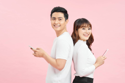 Ilustrasi kencan online pakai aplikasi kencan. Foto: Shutterstock